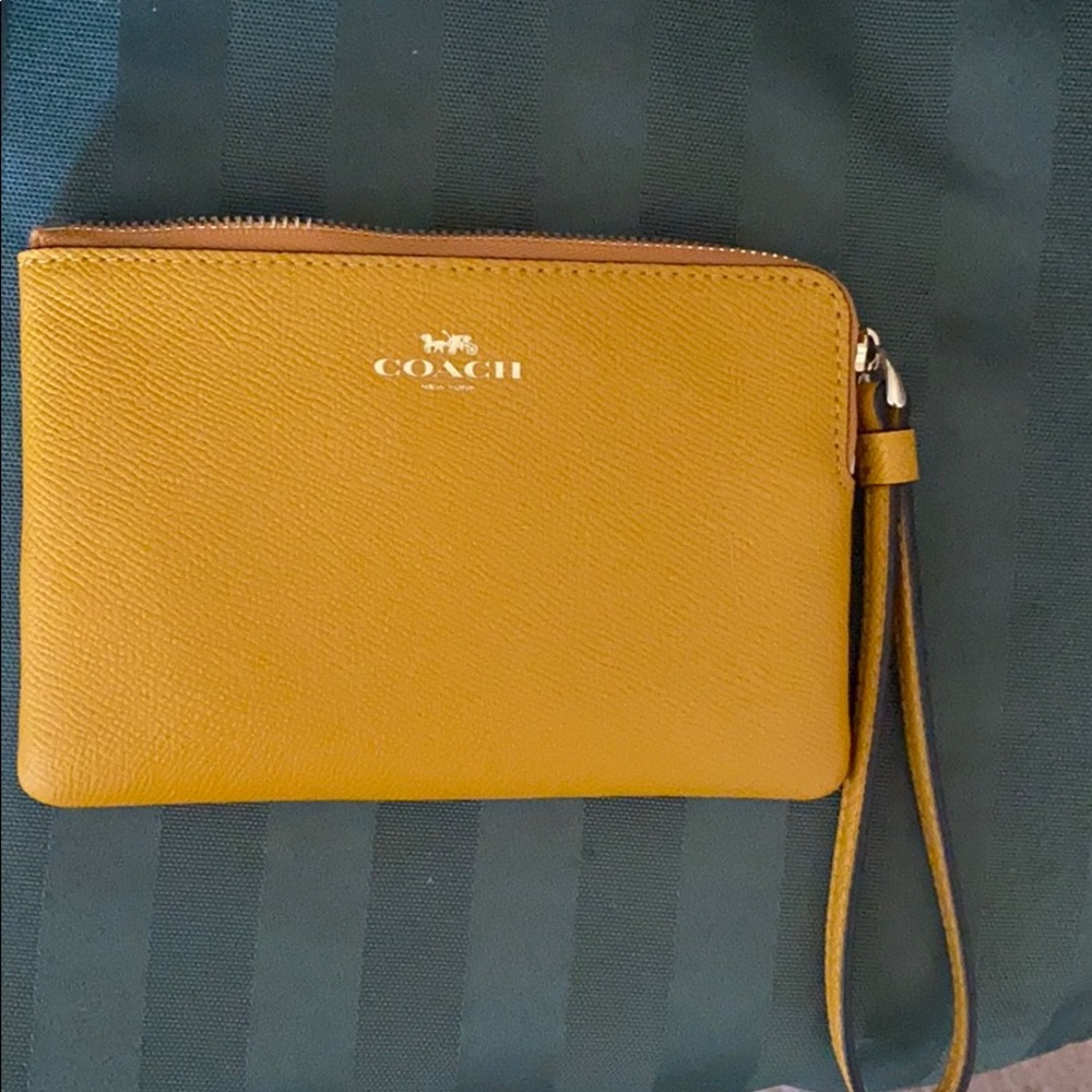 Coach Light browCorner Zip Wristlet # C1880 F58032
